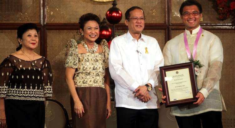 CFO Secretary Imelda Nicolas, Philippine President Benigno S. Aquino, Randy Gener. Photo by Malacanang Photo Bureau