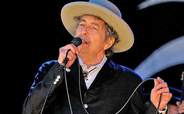 Bob Dylan writes Nobel-prized songs. But can he paint?
