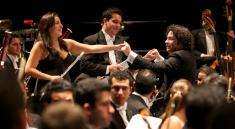 Famed Venezuelan conductor Gustavo Dudamel and members of the Simón Bolívar Symphony Orchestra | Photo: FundaMusical Bolívar